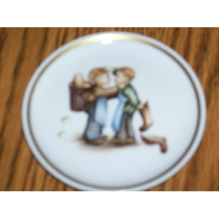 Berta Hummel Museum Miniature Plate 1979 Two Boys Arguing New