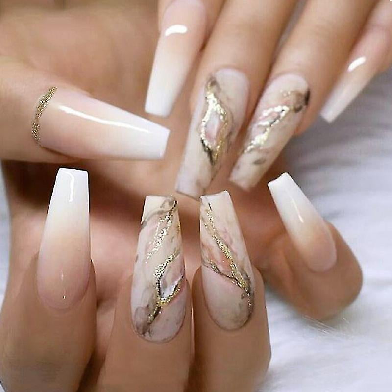 Uñas postizas largas con degradado dorado y nude de mármol rosa 24