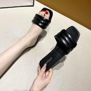 Square head flat-heeled sandals and slippers women s outerwear 2023 summer new Korean version simple and light casual beach shoes
Square head flat-heeled sandals and slippers women s outerwear 2023 summer new Korean version simple and light casual beach shoes
