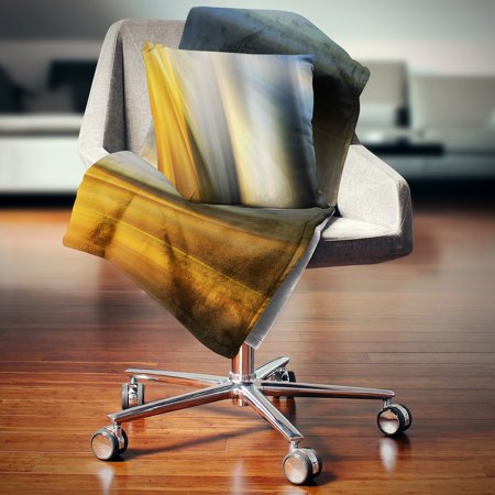 DESIGN ART Designart 'Rays of Speed Vertical' Abstract Throw Blanket