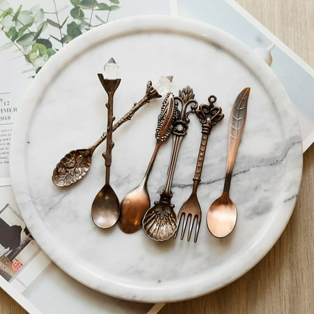 Vintage Spoon Fork Mini Royal Style Metal Gold Engraved Coffee Snack Fruit Prikkers Dessert Fork Kitchen Tools Teaspoon 1 Set 6 Pcs
Vintage Spoon Fork Mini Royal Style Metal Gold Engraved Coffee Snack Fruit Prikkers Dessert Fork Kitchen Tools Teaspoon 1 Set 6 Pcs