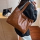 thumbnail image 4 of Bolso de mano de piel de poliuretano, gran capacidad, ligero, diseño a rayas, fácil de llevar, para uso diario, viajes, compras y oficina | Negro y marrón, 4 of 6