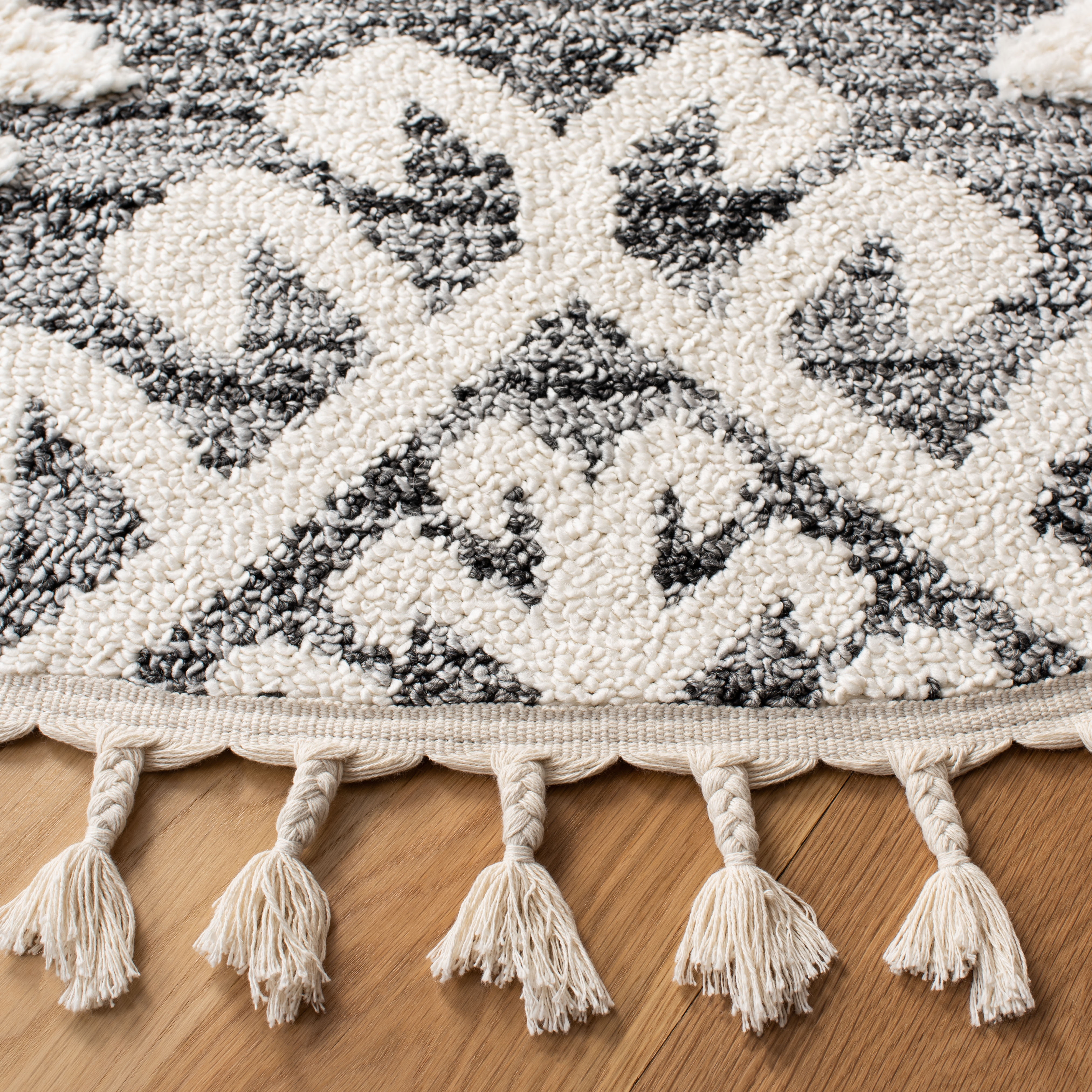 SAFAVIEH Moroccan Tassel Shag Desmond Area Rug, Ivory/Grey, 6'7" x 6'7" Round