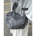 thumbnail image 4 of Bolso de hombro para mujer de tela de nailon, sencillo y moderno, informal, con estampado de letras plisadas, bolso cruzado de gran capacidad, tendencia, 4 of 5