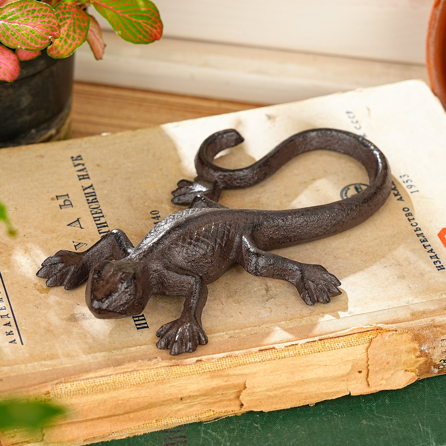 Sungmor Cast Iron Lizard Statue,Vintage Outdoor Animal Collection Figurines,Home Office Shelf Decor,Garden Lawn Adorable Ornament,Vintage Brown Finish - Right Curly Tail