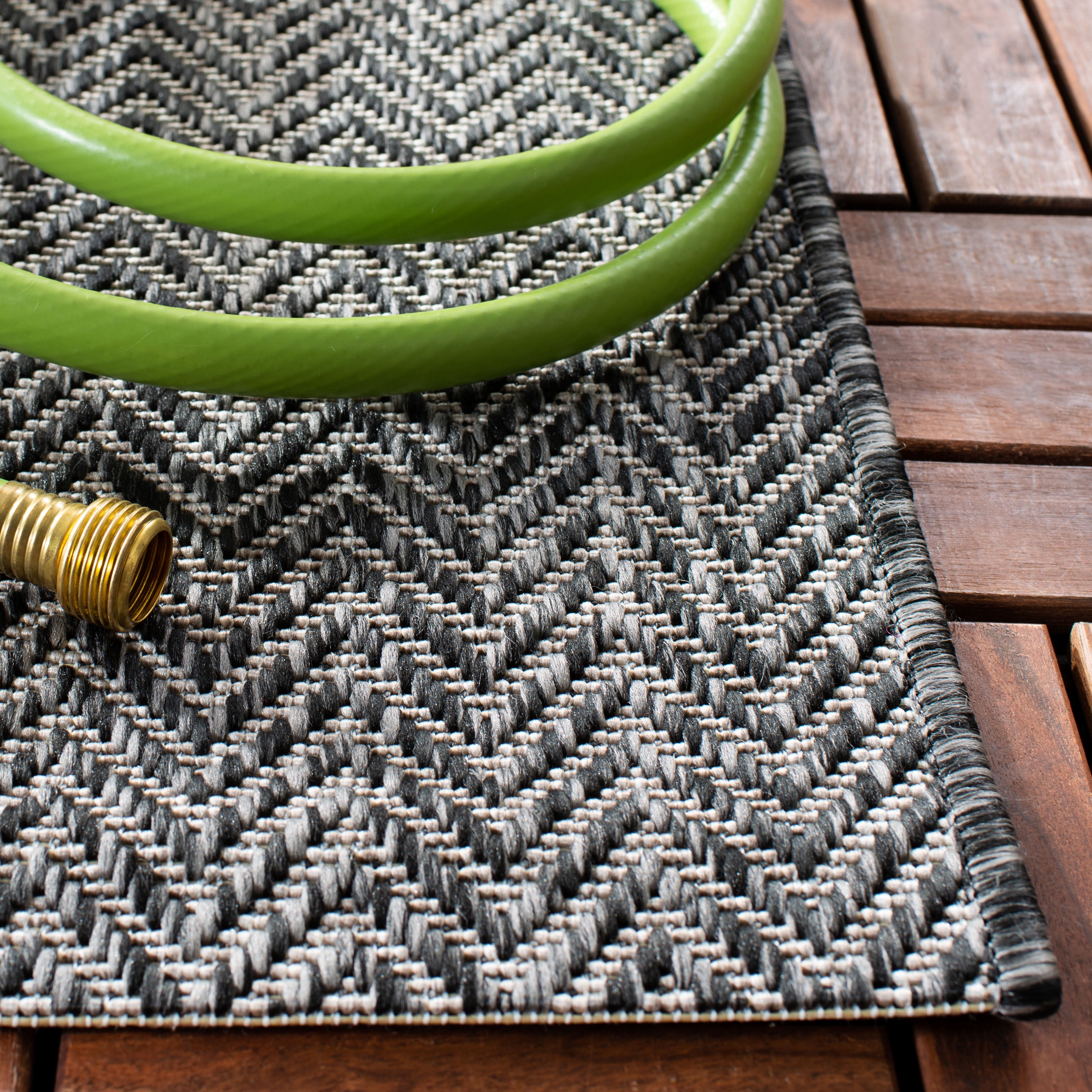 SAFAVIEH Courtyard Morven Chevron Stripes Indoor/Outdoor Area Rug, 4' x 5'7", Black/Beige