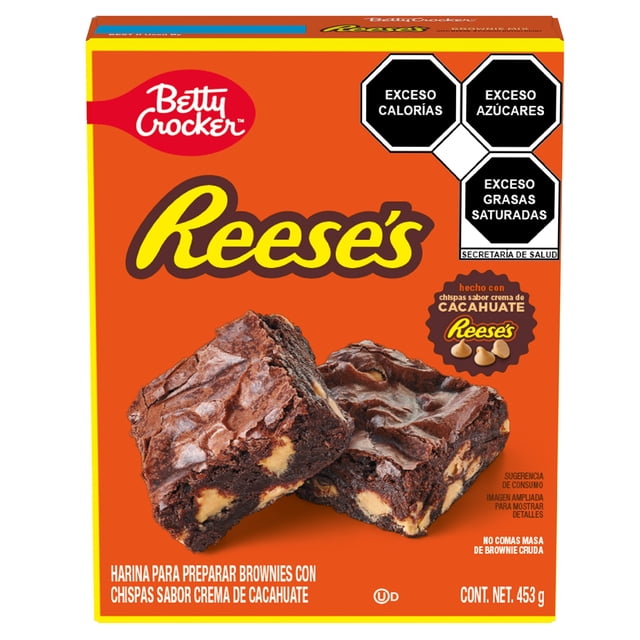 harina betty crocker reeses para brownie con chispas de crema de cacahuate 453 gr Caja frontal naranja con logo Betty Crocker y Reese’s; dos brownies con trozos visibles de chispas de crema de cacahuate, sellos de advertencia nutricional y peso neto 453 g; mezcla lista para preparar brownies y también adecuada para barras o muffins rápidos.