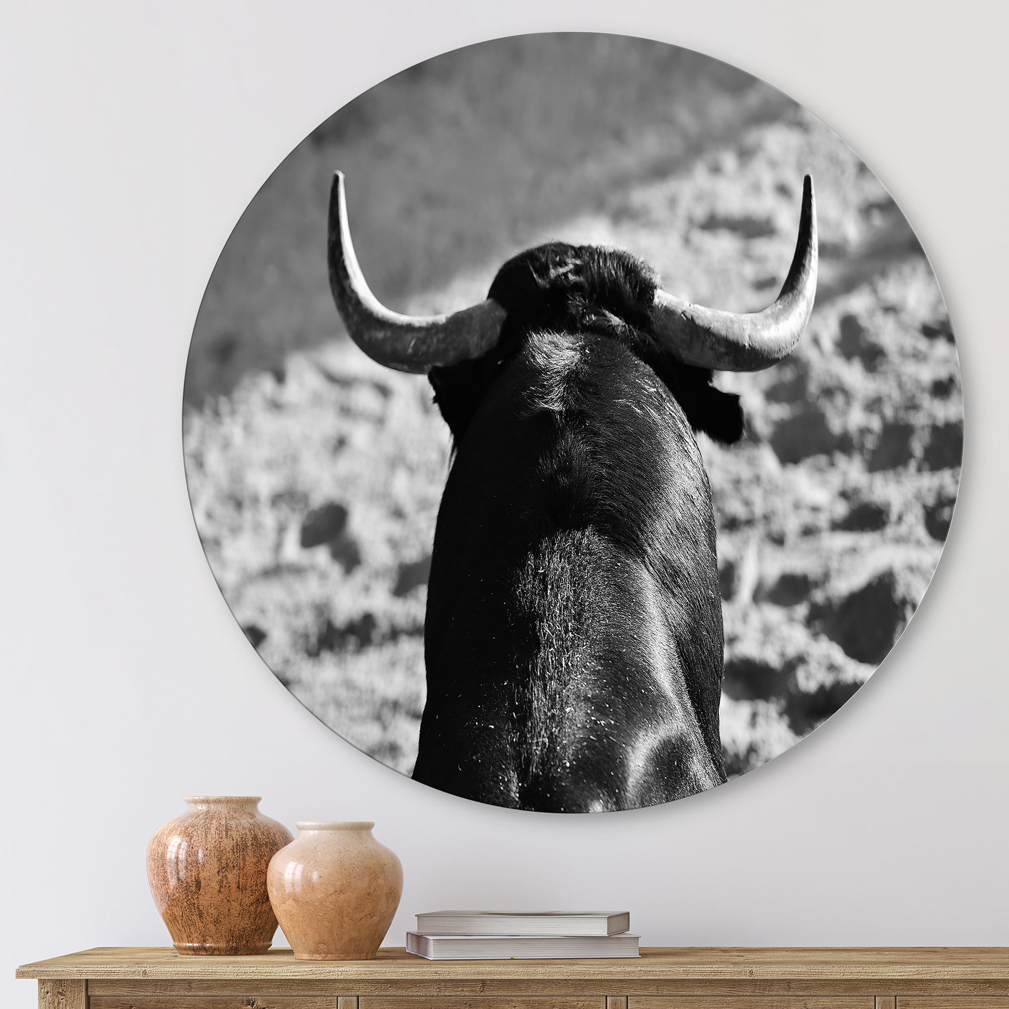 Designart 'Black and White Portrait Of A Spanish Bull II' Farmhouse Circle Metal Wall Art 23x23 - Disc of 23