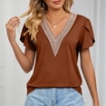 thumbnail image 4 of Camiseta informal holgada de Color puro con empalme de encaje y mangas cortas con cuello en V para mujer, 4 of 7