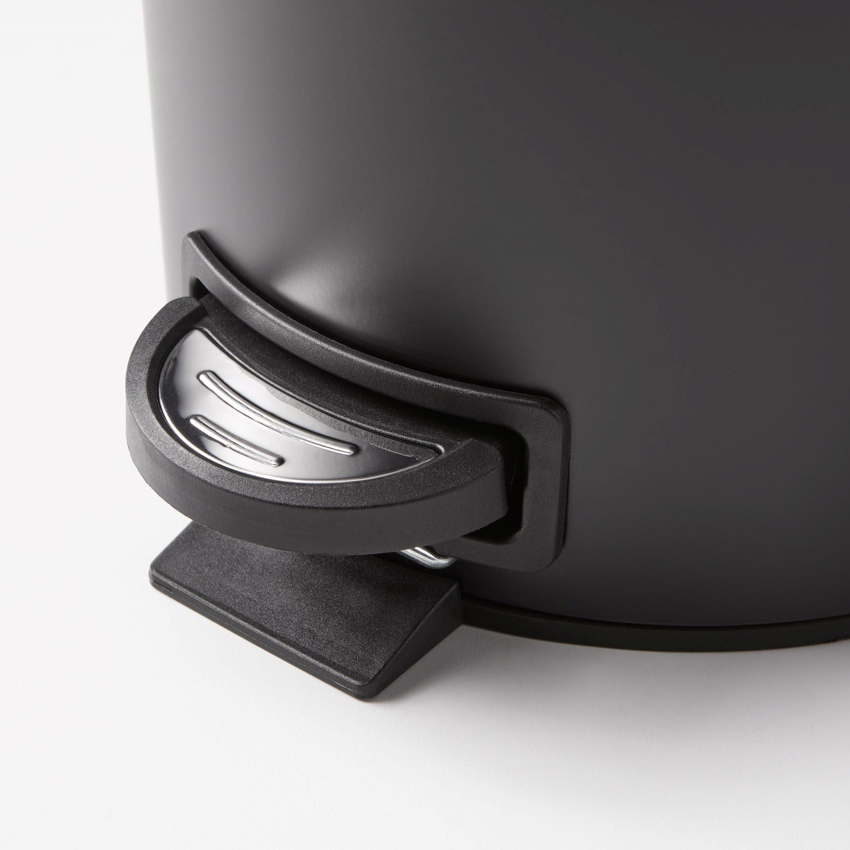 Better Homes & Gardens Matte Black 1.3 Gallon Metal Bathroom Trash Can with Removable Liner