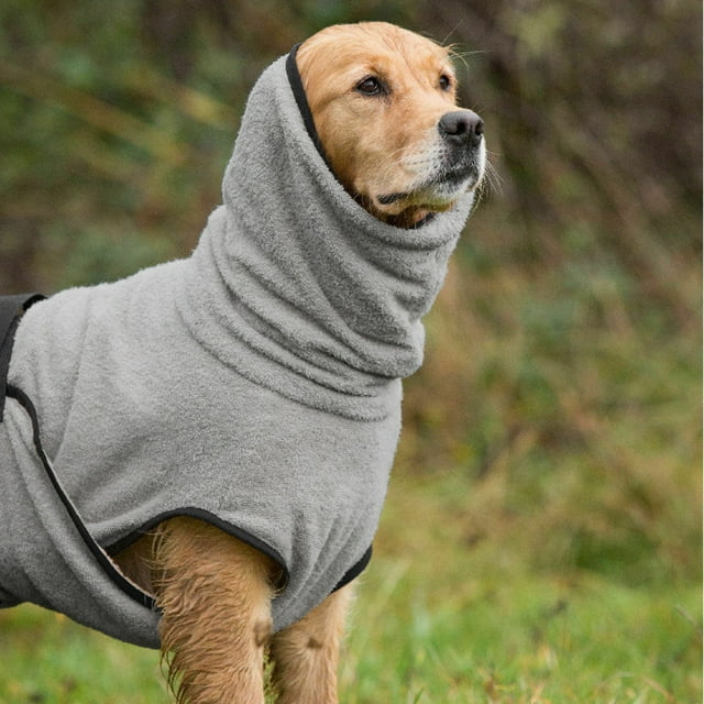 fiudx ropa para perros, cálida y acogedora, diseño elegante y bonito en color gris; 3/4 frontal de perro grande con capucha alta y cuerpo cubierto por felpa ligera, borde negro y costuras visibles, ajuste holgado que cubre pecho y cuello, fondo exterior con hierba; también suele usarse como ropa invernal para mascotas.