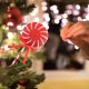 thumbnail image 1 of Adorno Navideño de Piruleta Colorido | Caramelo Rojo de Plástico con Lazo | Decoración Navideña de 21 Cm para El Hogar y Fiestas, 1 of 6