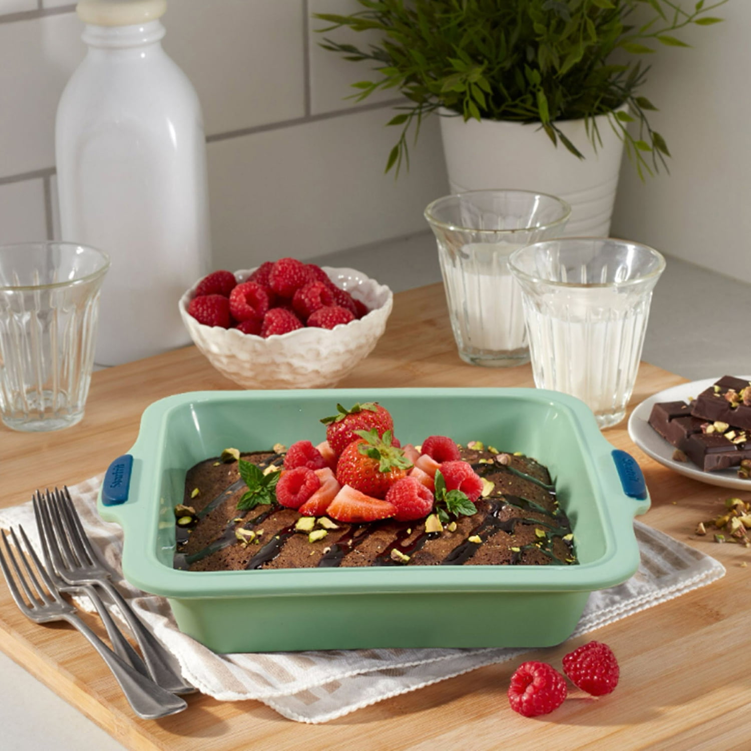 Starfrit 8 in Square Silicone Cake Pan with Integrated Metal Frame