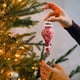 thumbnail image 5 of Caja de regalo de 3 bolas navideñas | Adornos colgantes creativos para árbol de Navidad con pintura a color | Adornos colgantes de bolas navideñas de plástico para fiestas, 5 of 6