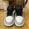 thumbnail image 2 of Jordan Jordan 1 Gris Fumée Clair Taille 9.5, 2 of 5