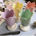 thumbnail image 3 of Portalápices con forma de tulipán, porta bolígrafos con forma de corazón para niña, barril para guardar brochas de maquillaje, adornos florales retro, accesorios para fotos, 3 of 5