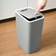 thumbnail image 3 of Basurero pequeño para baño con tapa a presión, de plástico de 1.6 galones con tapa emergente para controlar olores, ideal para baños, oficinas, dormitorios, salas de estar. Aestivo | Gris |, 3 of 7