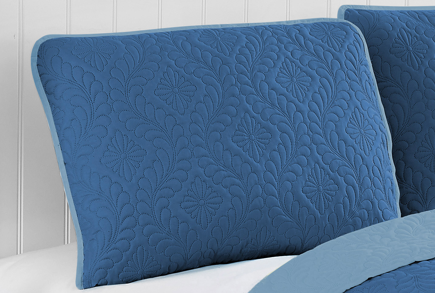 Medallion Stitch 2-Piece Quilt Set Blue/Light Blue Twin