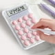 thumbnail image 4 of Calculadora estándar de 8 dígitos | Pantalla grande y botones redondos silenciosos | Calculadora de escritorio portátil de plástico color caramelo para uso en la oficina, el hogar y la escuela, 4 of 5