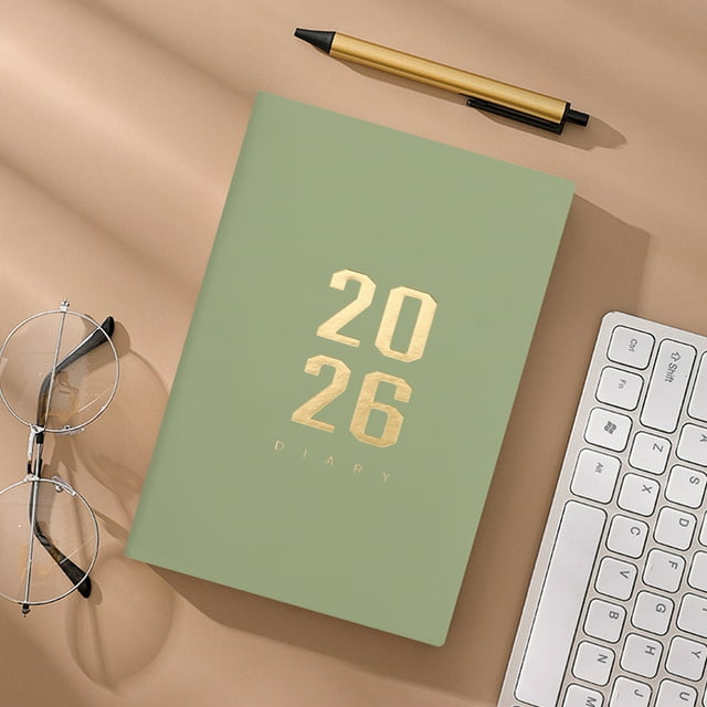 suministros de oficina, escritorios para el hogar, cuaderno, agenda 2026 con notas de fecha, agenda de papel Army Green A5 agenda 2026 con cubierta de cuero sintético, vista cenital frontal de un cuaderno A5 color army green con el número dorado "2026" en la portada; tamaño 21.5x14.8x2 cm, 176 hojas, colocado sobre escritorio junto a teclado, gafas y bolígrafo, adecuado para planificación diaria y apuntes.