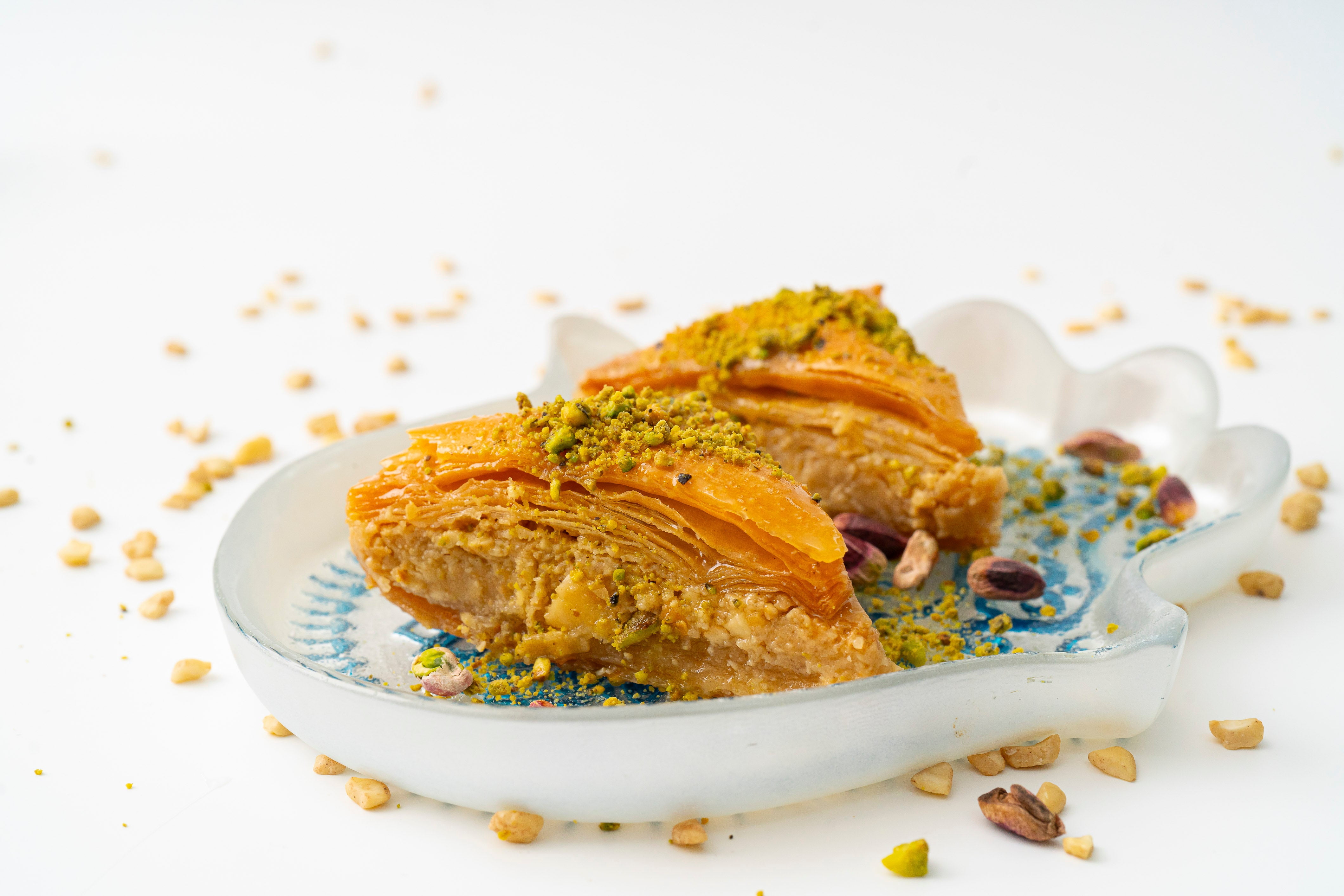Cedar Pastries 32 oz Triangle Baklava – Mediterranean Phyllo Pastry Dessert with Cashews, Almonds & Walnuts