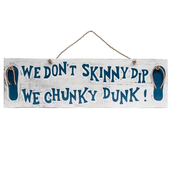 Red Ocean Holzschild „We Don't Skinny Dip, We Chunky Dunk“ – Lustiger Whirlpool & Pool Dekor Im Landhaus-Stil