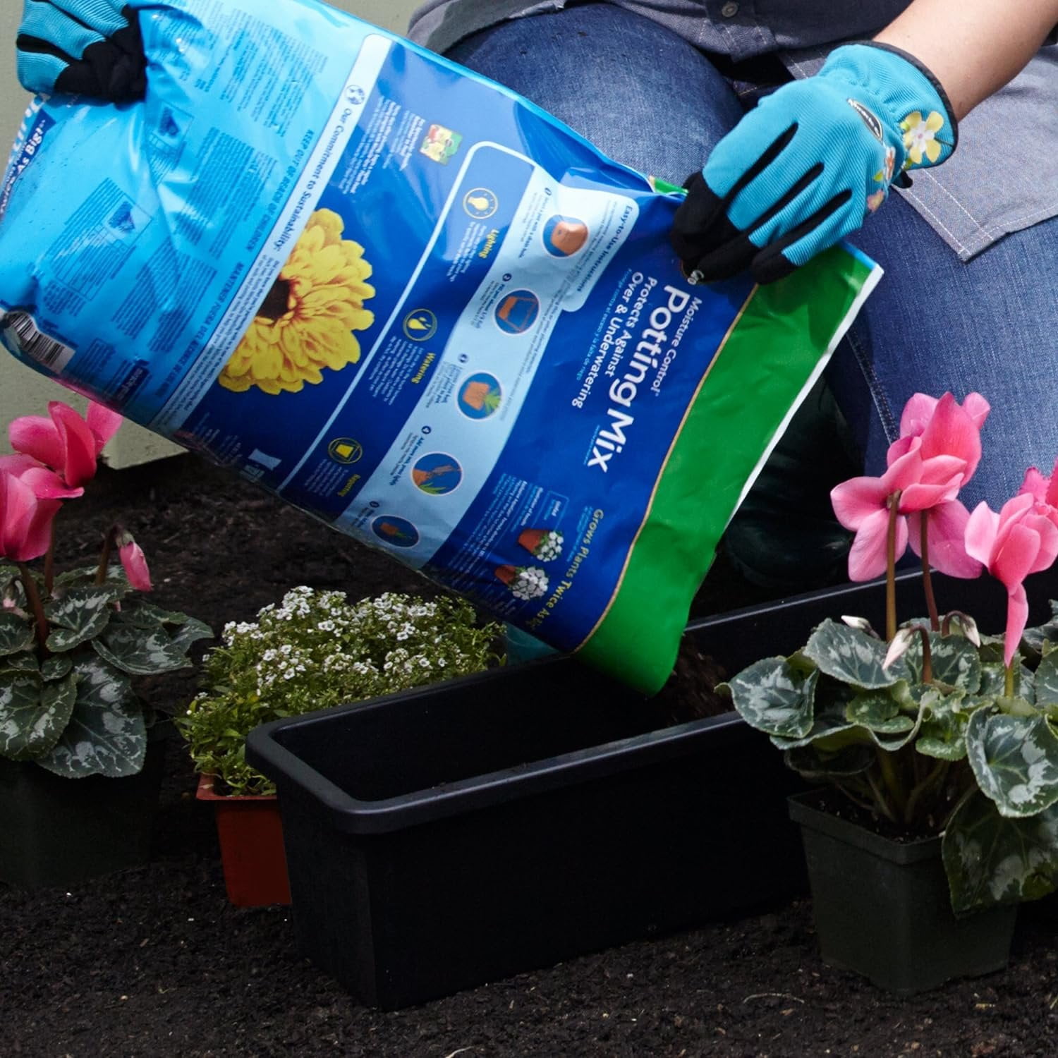 Miracle-Gro Moisture Control Potting Mix 6 qt.