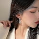 thumbnail image 4 of Pendientes de mujer con cruz curva, pendientes colgantes lineales con tira frontal y trasera curvados y diamantes de imitación., 4 of 4