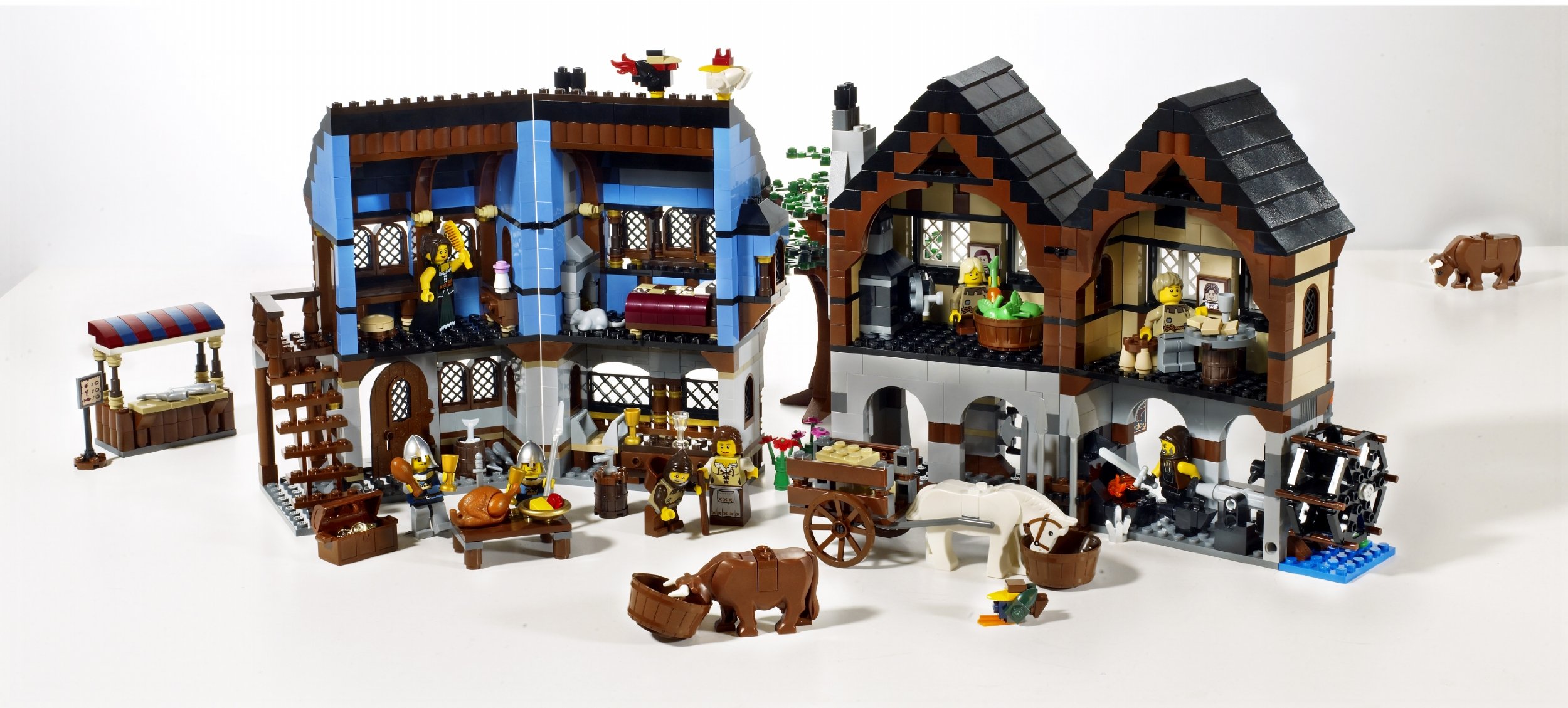 LEGO Castle Medieval Market Village (10193) - image 4 of 4