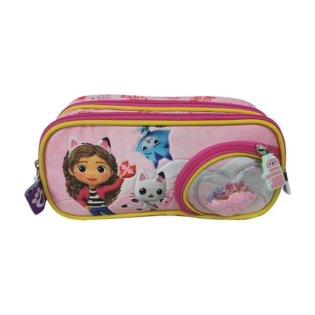 fm lapicera escolar estuche la casa de gabby heart gb402a23pb rosa. Estuche rectangular de poliéster, vista frontal centrada con doble compartimiento y dos cremalleras, ribete amarillo, estampado de personajes de La Casa de Gabby y bolsillo lateral con ventana en forma de corazón con confeti; medidas 23 x 6 x 12 cm, ideal para organizar lápices y colores.