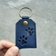 thumbnail image 1 of Llavero Conmemorativo de Pelo de Mascota - Bolsa de cuero para guardar pelo de mascotas, diseño de garras, llavero para llaves y bolsas, regalo para pérdida de mascotas para dueños de perros y gatos, 1 of 1