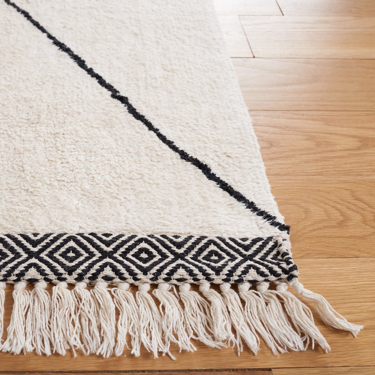 SAFAVIEH Easy Care Myrtle Cross Runner Rug, 2'3" x 9', Ivory/Black
