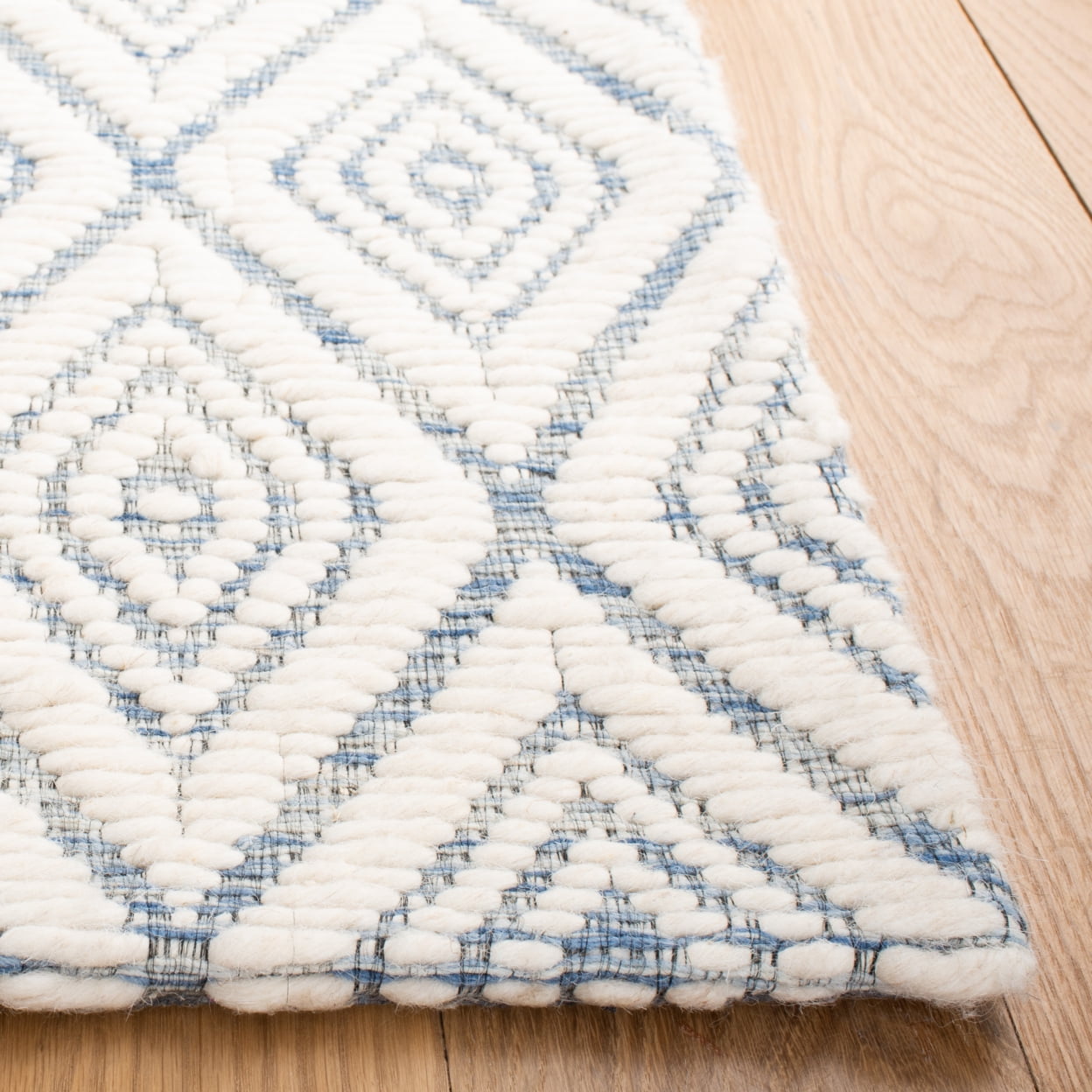SAFAVIEH Marbella Winston Diamond Area Rug, Blue/Ivory, 6' x 6' Round