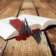 thumbnail image 1 of Marcador de libros de resina con la Mano del Diablo, ideal como regalo de Halloween o como rastrillo para alfombras., 1 of 5