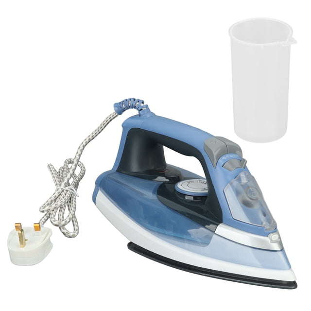 plancha de vapor doméstica de 2400w, plancha de vapor portátil de doble uso en seco y húmedo con tanque de agua 220v reino unido Azul — Vista frontal 3/4 de una plancha de vapor azul con suela metálica puntiaguda, depósito de agua translúcido, perilla de temperatura, boquilla de vapor y tapa de rellenado; incluye cable trenzado con enchufe tipo G y vaso medidor blanco sobre fondo blanco. También es adecuada para llevar de viaje por su tamaño compacto.
