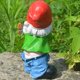thumbnail image 1 of Estatua de jardín de gnomo travieso de resina, adornos de figuritas para el hogar al aire libre, decoración ZefeiWu 8390606576279, 1 of 1