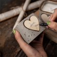 thumbnail image 4 of Regalos del día de San Valentín Velas perfumadas hechas a mano Velas de aromaterapia de cera de soja natural personalizadas XBTCLXEBCO Un tablero de escritura a mano en forma de corazón está en el frasco, 4 of 5