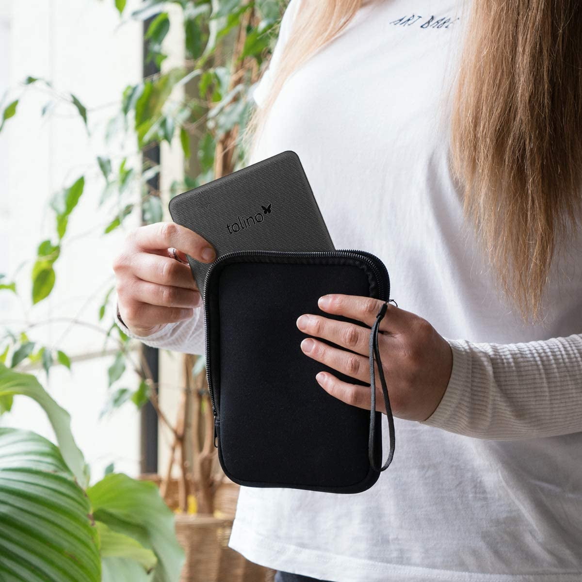 kwmobile Neoprene e-Reader Pouch Size eReader Universal eBook Sleeve Case with Zipper Wrist Strap White/Black