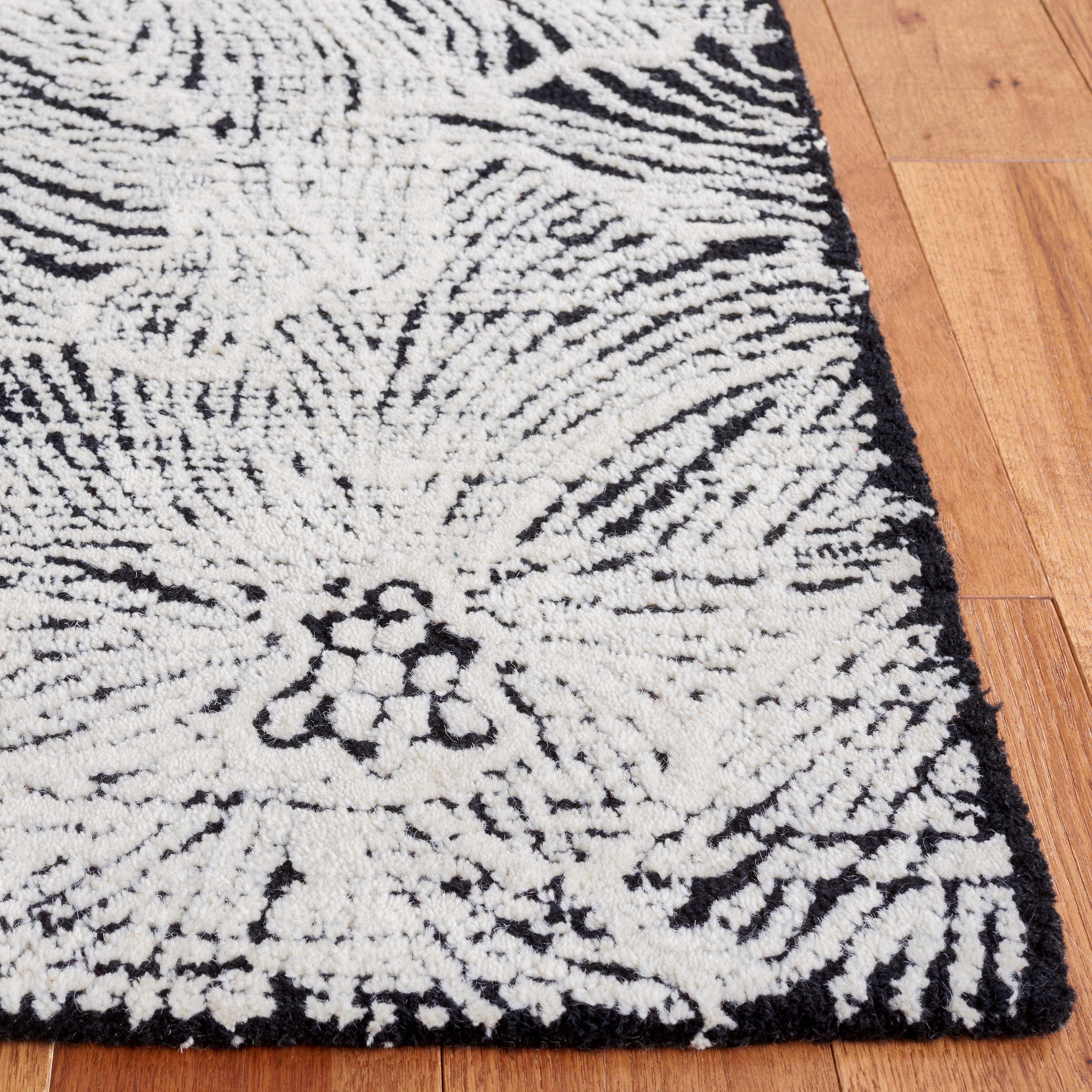 SAFAVIEH Ebony Aaliyah Floral Area Rug, Black/Ivory, 8' x 10'