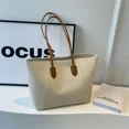 thumbnail image 2 of Bolso de mano de mujer con cremallera de PU y hilo de coser de lujo ligero de venta caliente 2024 nuevo bolso de hombro de viaje para mujer de moda, 2 of 5