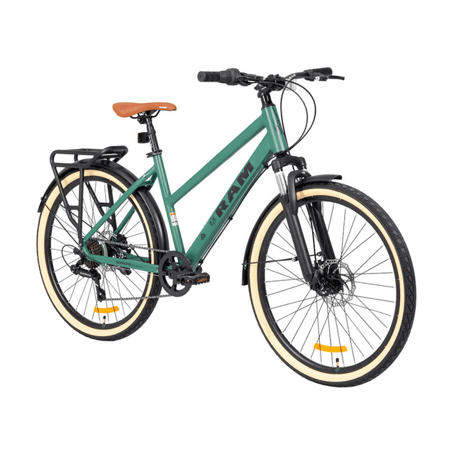 bicicleta ram city r26, verde bicicleta urbana 26" 6 velocidades con cuadro de aluminio; vista 3/4 derecha mostrando suspensión delantera, frenos de disco mecánicos en ambas ruedas, aros de doble pared y llantas crema, manubrio tipo swallow y sillín CTB marrón, salpicaderas, portabultos trasero (soporta 30 kg) y pata de cabra, fondo blanco; ideal para recorridos urbanos y trayectos diarios.