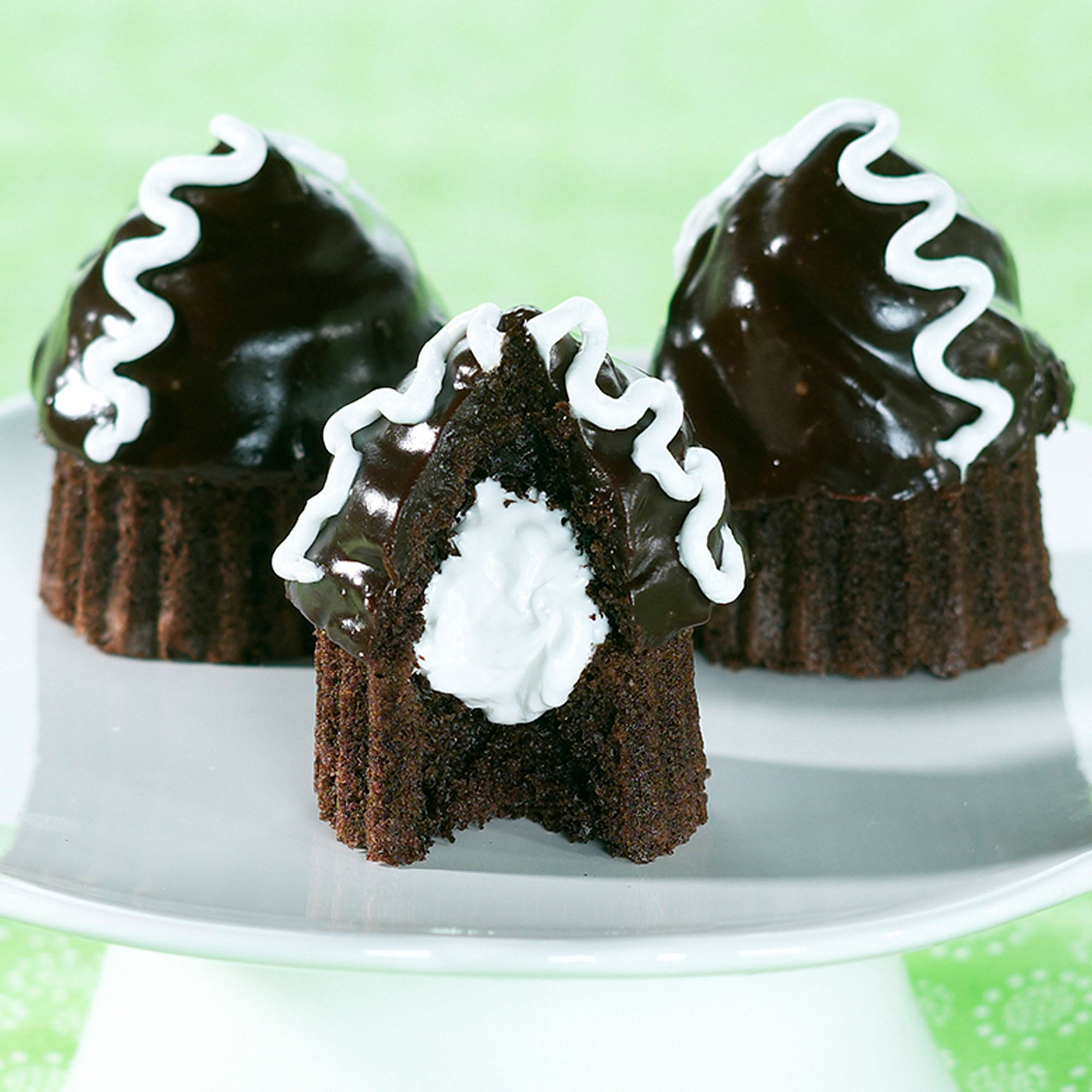 Nordic Ware CremeFilled Cupcake Pan (6 cakes)