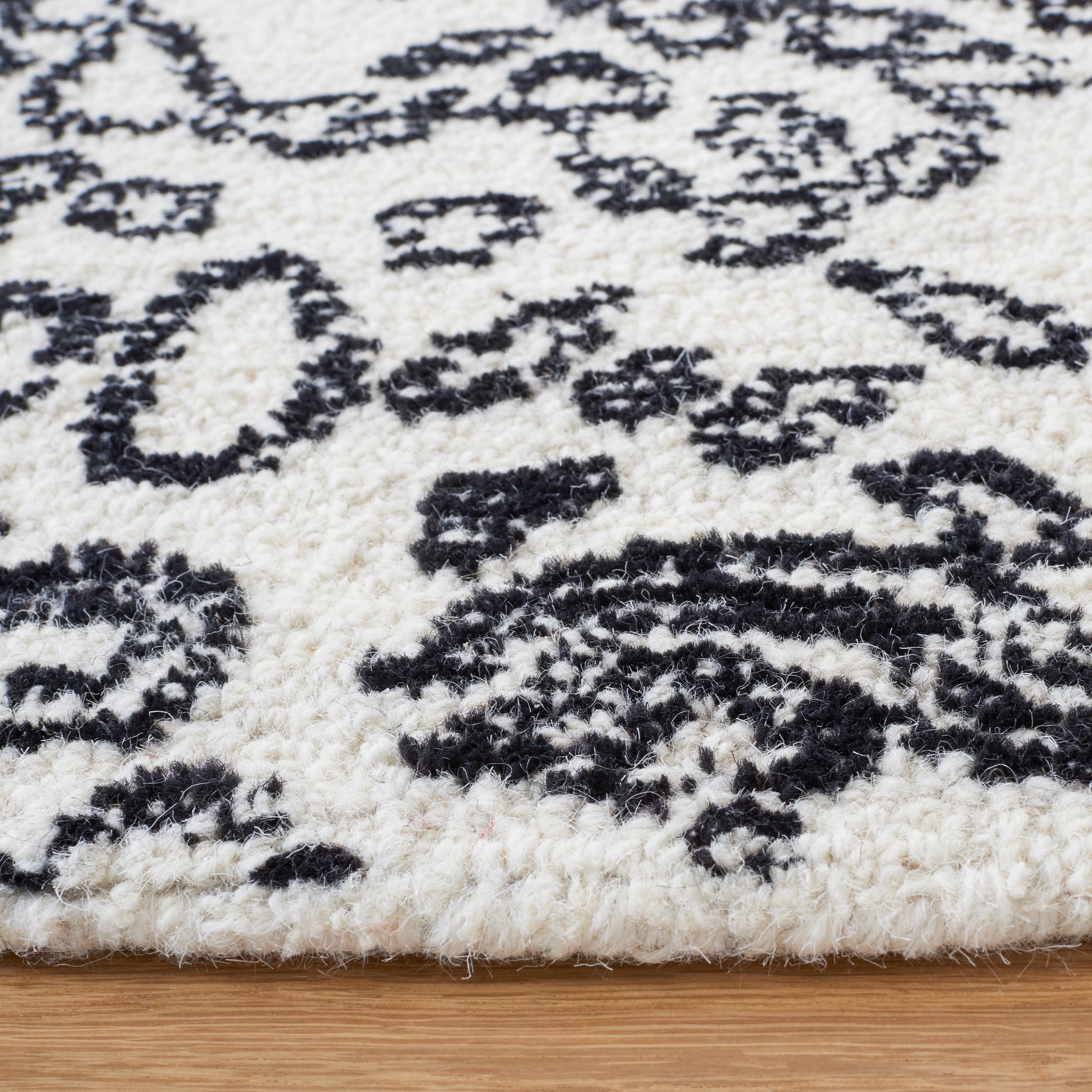 SAFAVIEH Metro Alaois Medallion Area Rug, Ivory/Black, 6' x 6' Round
