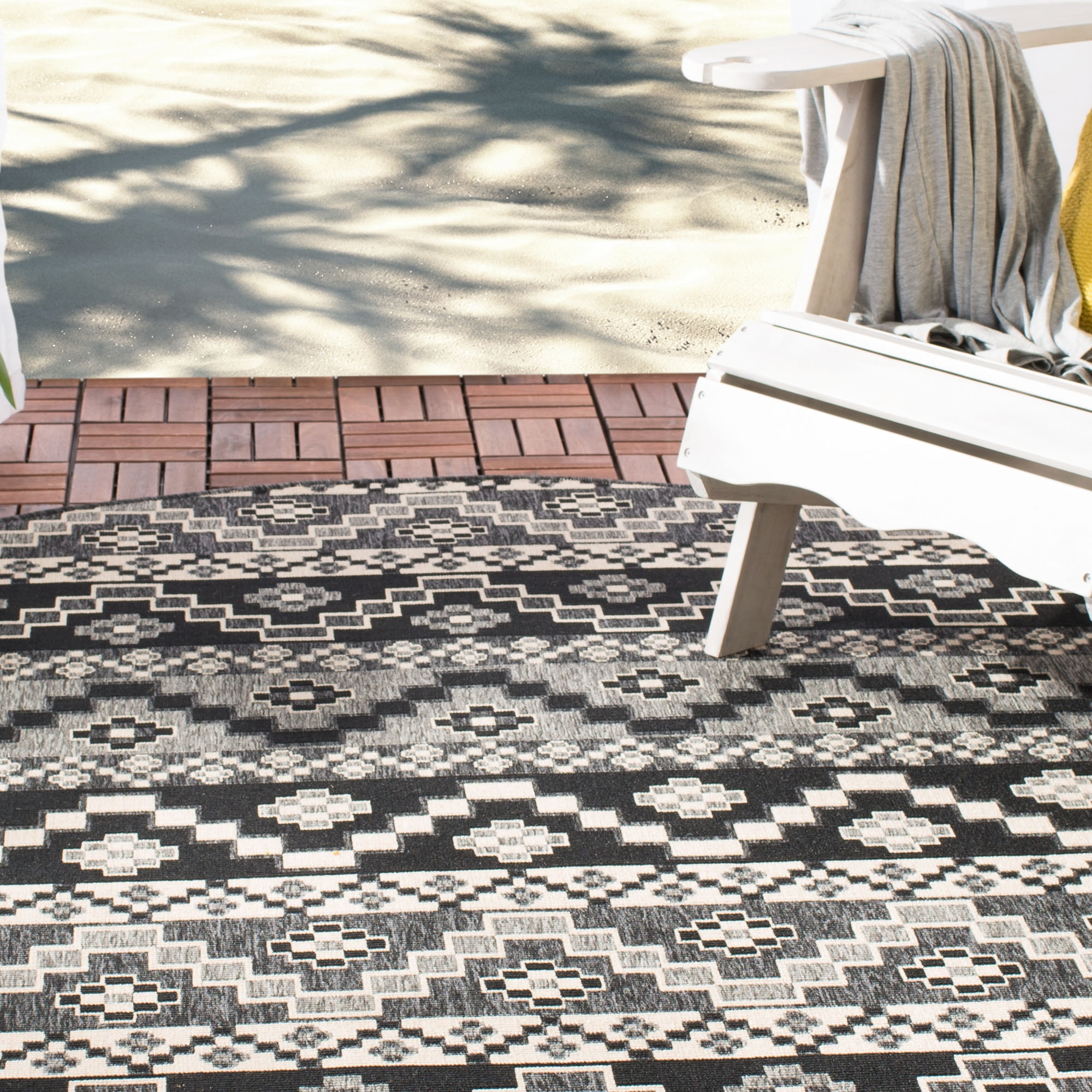 SAFAVIEH Veranda Luwig Geometric Indoor/Outdoor Area Rug, Black/Beige, 5'3" x 5'3" Round
