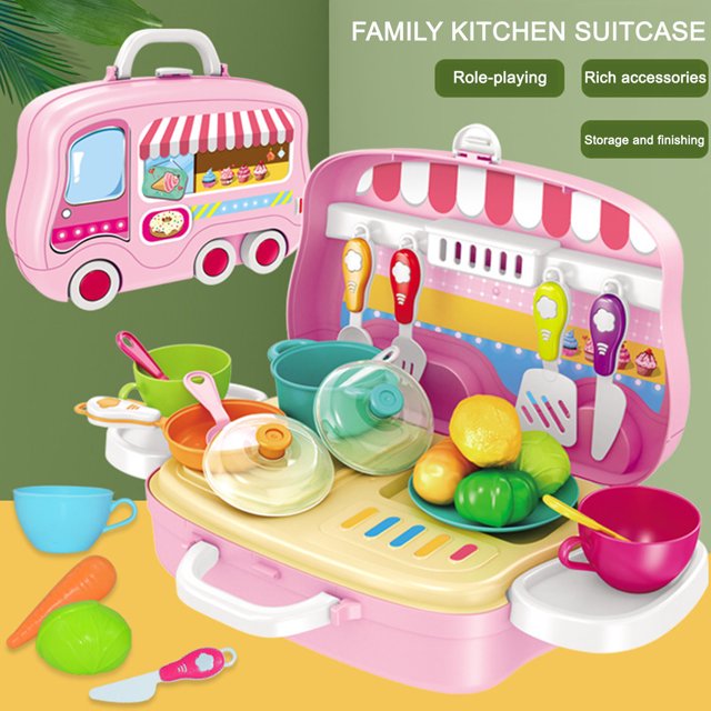casa de juegos para niños, juguete de cocina para niños y niñas, simulación de cocina, juguete para jugar a las casitas, juego de cocina para bebés wmkox8yii shdjk6205 Maleta cocina portátil rosa en 3/4 abierta con asa blanca; encimera beige con dos zonas de cocción impresas, cinco utensilios colgantes de colores, cacerolas con tapas transparentes, tazas, platos y piezas de comida de juguete; diseño tipo maleta con almacenamiento integrado y anillo de transporte reforzado, tamaño 30 x 10.5 x 23.8 cm, apta para juegos de rol y para llevar en viajes.