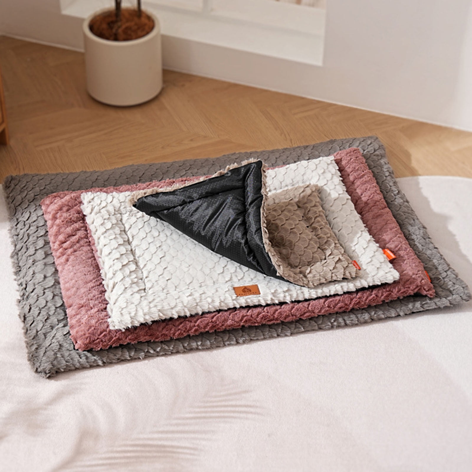 Self Heating Pet Pad Thermal Dog Crate Bed Mat Washable Warming Kennel Pad for Indoor Outdoor Use Comfortable Winter Warmth