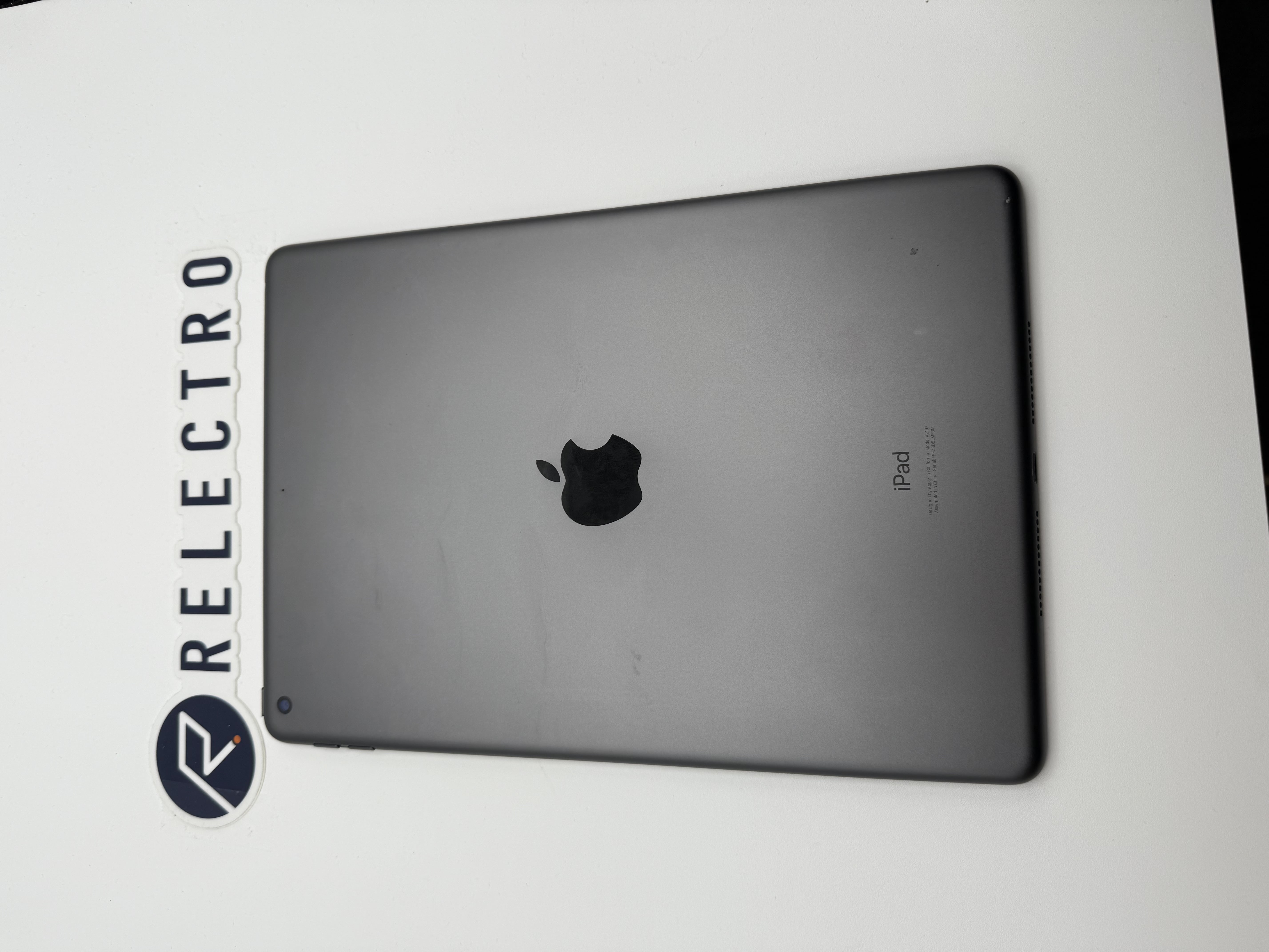 Apple iPad 5th Gen, 32GB, Wi-Fi Only, Space Gray (Scratch