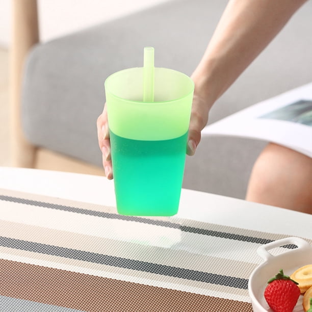Vaso de plástico con pajita y tapa | Vaso para jugo fresco color caramelo | Boca gruesa y duradera | Pajita integrada | 10,9 x 8,9 x 8,9 cm | Ideal para jugo, agua, leche y verano