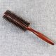 thumbnail image 4 of Cepillo de pelo con cerdas, peine redondo de sarga con mango de madera para secar, peinar y rizar el cabello (sarga 14), color aleatorio, 4 of 7