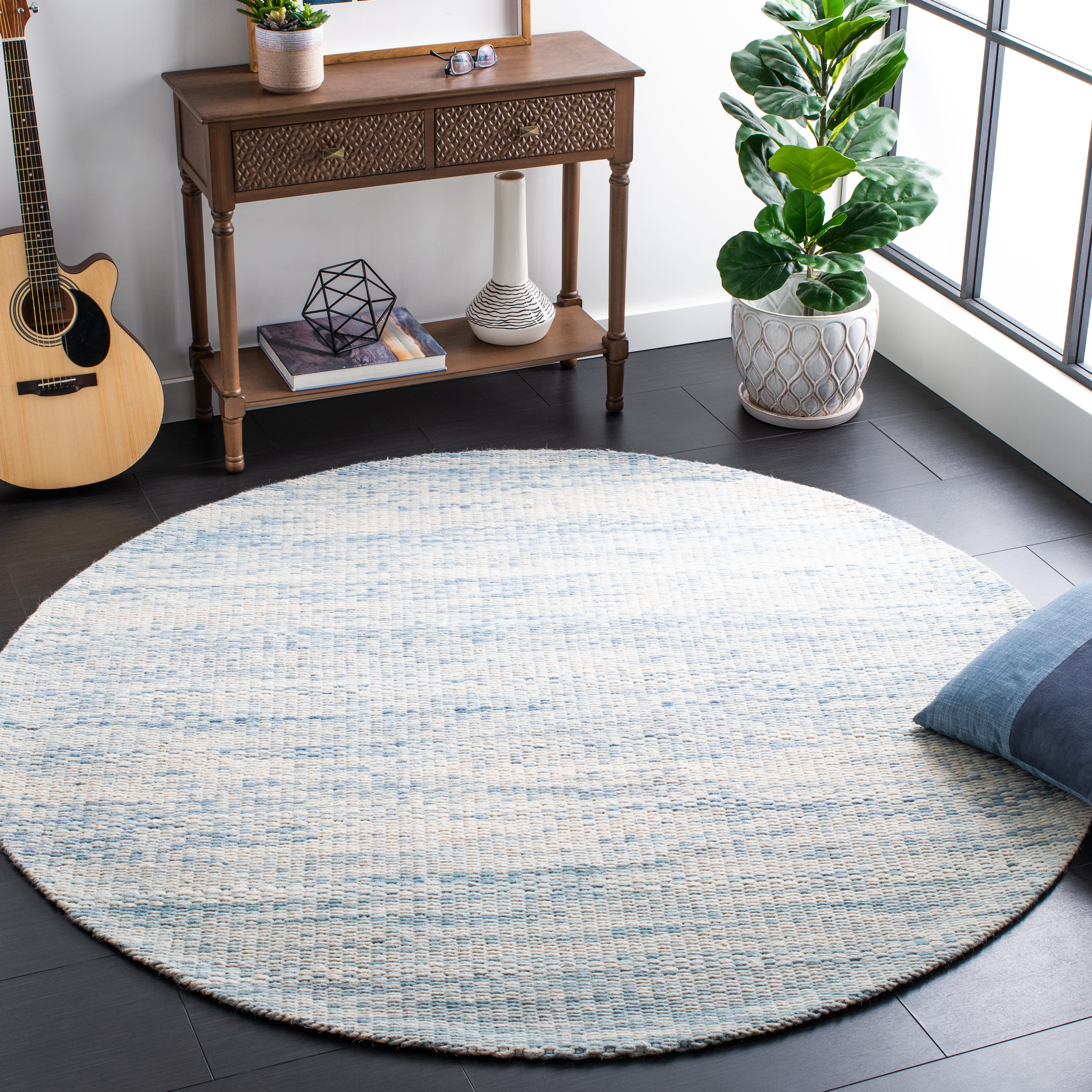 SAFAVIEH Marbella Taegan Distressed Area Rug, Blue/Ivory, 6' x 6' Round
